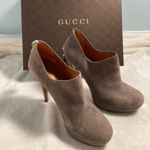 Gucci grey suede heels size 39.